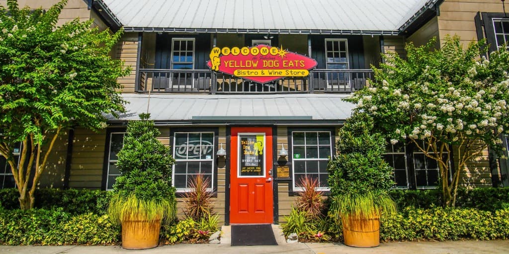 Garden-like Florida café exterior with brunchy morning energy.